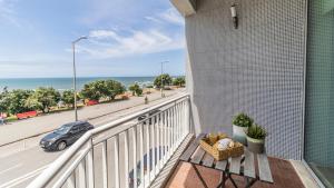 un balcón con vistas a un coche en una calle en LovelyStay - Porto Beach Apartment, en Oporto