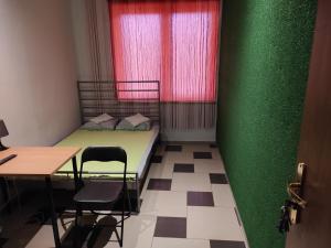 mały pokój z łóżkiem, stołem i krzesłami w obiekcie GuestHouse w Piasecznie