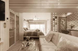 a living room with a couch and a bed at Papillon Paradis Higashi-Shinjuku in Tokyo +62 photos