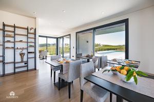 comedor con mesas y sillas y vistas a la piscina en Quinta da Estima en Dous Portos