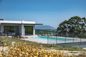 een villa met een zwembad en een huis bij Quinta da Estima in Dous Portos