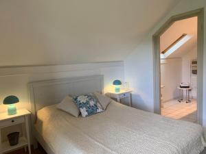 Ένα ή περισσότερα κρεβάτια σε δωμάτιο στο La Maison des Oiseaux