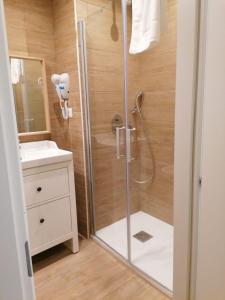 um chuveiro com uma porta de vidro na casa de banho em Residence e Appartamenti Ascensione em Nápoles
