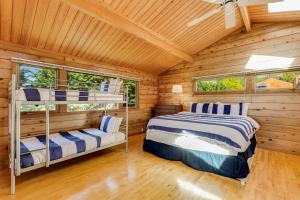 1 dormitorio con 2 literas en una cabaña de madera en Whidbey Cedar Sunsets, en Freeland