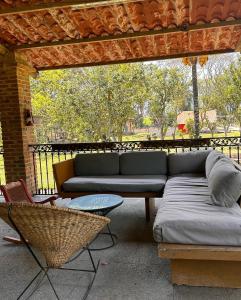 un sofá en un patio con mesa y sillas en Rancho tres Marías, en Córdoba