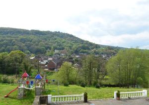 um parque infantil num campo com uma colina ao fundo em Family Retreat or Romantic Break 