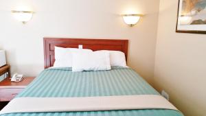 Ένα ή περισσότερα κρεβάτια σε δωμάτιο στο Alpine Motel