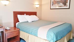 Ένα ή περισσότερα κρεβάτια σε δωμάτιο στο Alpine Motel