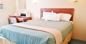 Ένα ή περισσότερα κρεβάτια σε δωμάτιο στο Alpine Motel