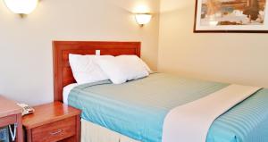 Ένα ή περισσότερα κρεβάτια σε δωμάτιο στο Alpine Motel