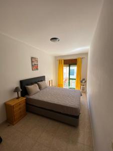 Un dormitorio con una cama grande y una ventana en GP Guest House en Alvor