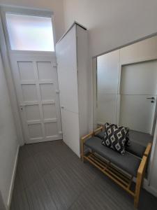 Pokój z szafą z ławką i drzwiami w obiekcie House of Mima w Brukseli