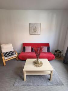 salon z czerwoną kanapą i stołem w obiekcie House of Mima w Brukseli