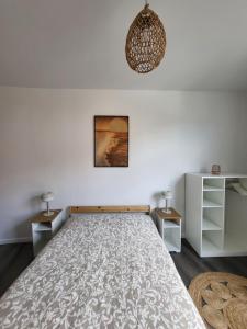 1 dormitorio con 1 cama grande y 2 mesitas de noche en House of Mima en Bruselas