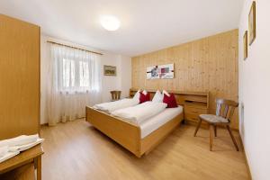 um quarto de hotel com uma cama e uma secretária em Moar im Rumsein - Apt Saltenblick em Terlano