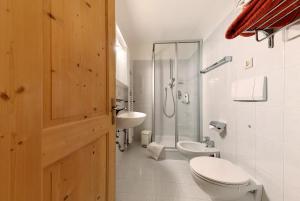 uma casa de banho com um chuveiro, um WC e um lavatório. em Moar im Rumsein - Apt Saltenblick em Terlano