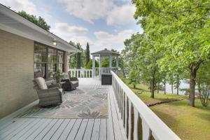 O grădină în afara Private Pool Lakefront Home in Hot Springs!
