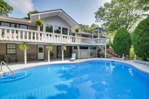Piscina de la sau aproape de Private Pool Lakefront Home in Hot Springs!
