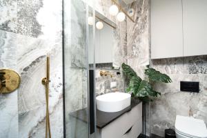 Un baño con lavabo y ducha en Apartamenty Fale Morskie, en Jastrzębia Góra 58 fotos más