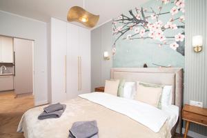 Un dormitorio con una cama con un mural de flores en la pared. en Apartamenty Fale Morskie, en Jastrzębia Góra