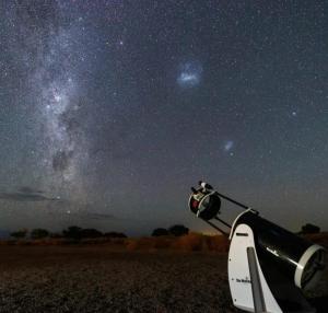 una vista del cielo nocturno con un telescopio en Casa Sirius, en San Pedro de Atacama