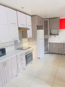 Dapur atau dapur kecil di Galaxy Guest House Pretoria
