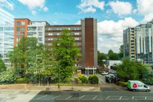 uma vista de um edifício numa cidade em Gorgeous Old Trafford apartment em Manchester