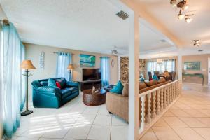 sala de estar con sofá azul en Large pool home and blocks away from the beach, en Daytona Beach