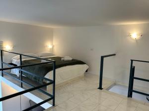 ein Schlafzimmer mit einem Etagenbett und einer Treppe in der Unterkunft La Dimora al Castello in Neapel