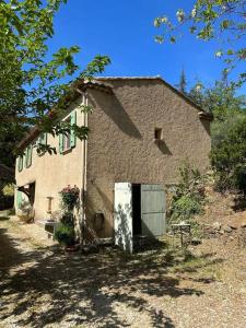 een klein huis met een deur ervoor bij Maison Amandre en Pleine Nature - Mas Lou Castanea in Collobrières