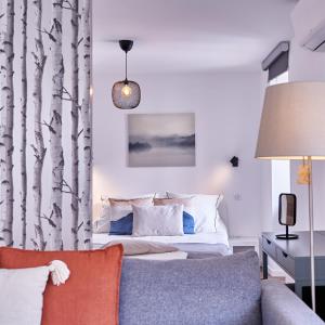 1 dormitorio con 1 cama con un mural de árboles en Gîte des Victoires en Mulhouse
