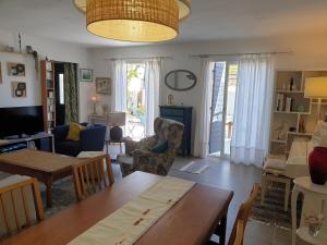 Khu vực ghế ngồi tại Maison 4/6 pers avec piscine proche des plages