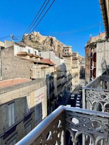 einen Balkon mit Stadtblick in der Unterkunft LovelyLoft Las Flores Penthouse in Alicante