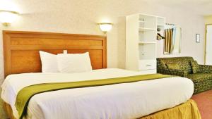 Ένα ή περισσότερα κρεβάτια σε δωμάτιο στο Alpine Motel