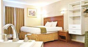 Ένα ή περισσότερα κρεβάτια σε δωμάτιο στο Alpine Motel