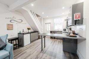 Kjøkken eller kjøkkenkrok på Liverpool Harrow Road Sleeps 6- Infinity Apartment