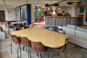 a dining room with a table and chairs at Casa mARTa : Suites, terrasses et vue panoramique in Tournon-sur-Rhône