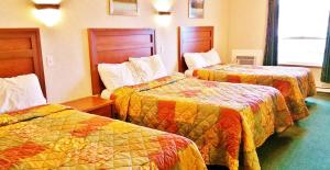 Ένα ή περισσότερα κρεβάτια σε δωμάτιο στο Alpine Motel