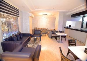 - un salon avec des canapés, des chaises et une table dans l'établissement Hotel Nouzha, à Fès