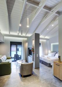 Habitación de hotel con cama y sofá en Carabella Residence, en Lefkada