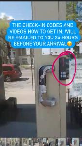 Una señal que dice que las puertas de check in y los vídeos cómo entrar serán en STUNNING condos on ST Denis, en Montreal