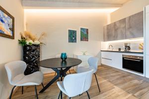 A kitchen or kitchenette at Cavalino Boutique 1