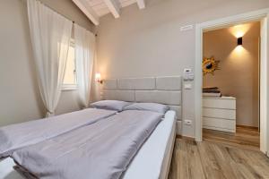 A bed or beds in a room at Cavalino Boutique 1