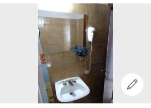La salle de bains est pourvue d'un lavabo et d'un téléphone mural. dans l'établissement Cómo en casa Monoambiente, à Córdoba