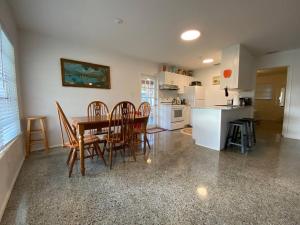 cocina y comedor con mesa y sillas en Vintage Vero Bungalo II en Vero Beach