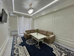 salon z kanapą i stołem w obiekcie Samarkand luxury apartment #5 w Samarkandzie