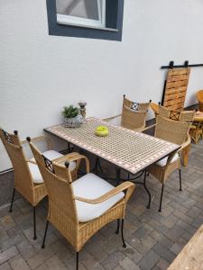 un tavolo e sedie su un patio di Ferienhaus Budenheim a Budenheim