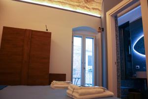 ein Schlafzimmer mit einem Bett und einem großen Fenster in der Unterkunft Muricis in Santeramo in Colle