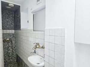 ein Badezimmer mit Waschbecken und Toilette in der Unterkunft StudioBoutique in Braşov