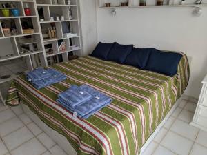 - une chambre avec un lit et des serviettes dans l'établissement Cómo en casa Monoambiente, à Córdoba